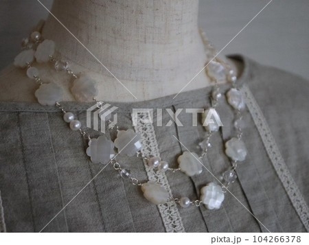 花形白蝶貝のロングネックレスの写真素材 [104266378] - PIXTA
