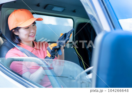 トラックを運転する女性ドライバー 104266648
