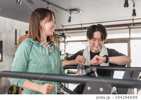 ジムで仲間・友達と楽しく会話する休憩中のアジア人男性 104266689