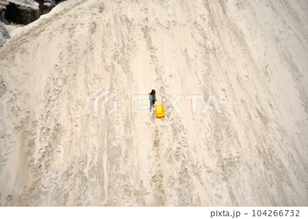 伊豆半島・田牛サンドスキー場、砂山登りもソリ遊びの楽しみのひとつ、斜面を登る子供・静岡県下田市(3) 伊豆半島・田牛サンドスキー場、砂山登りもソリ遊びの楽しみのひとつ、斜面を登る子供・静岡県下田市(3) 104266732