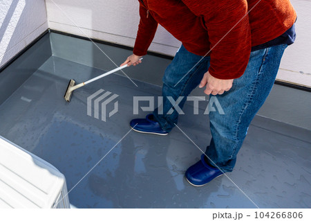 ベランダの掃除をする男性 バルコニー ベランダの掃除をする男性 バルコニー 104266806