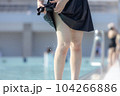 プールサイドで濡れたスカートを絞る制服姿の女子高生 104266886