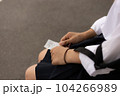 きっぷを持っている女子高生の手元 104266989