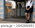 駅入口で人を待つ女子高生 104266991