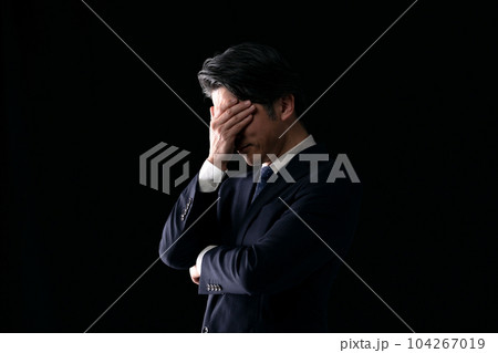 ビジネス　悩む男性　暗い 104267019
