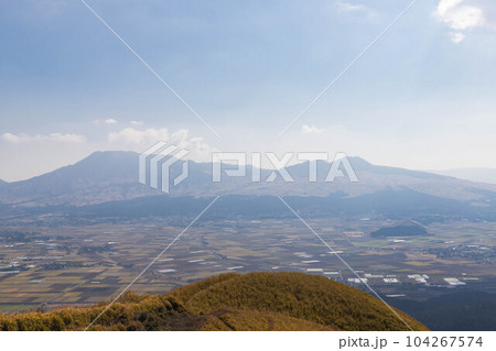 晩秋の阿蘇・大観望から望む中岳 晩秋の阿蘇・大観望から望む中岳 104267574