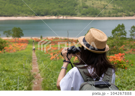 初夏の野反湖畔を旅する女性 初夏の野反湖畔を旅する女性 104267888