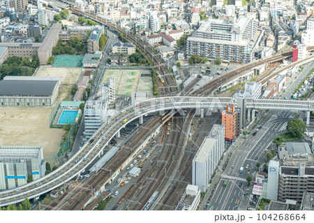 日本の大阪の巨大展望台から眺める大阪の風景 日本の大阪の巨大展望台から眺める大阪の風景 104268664