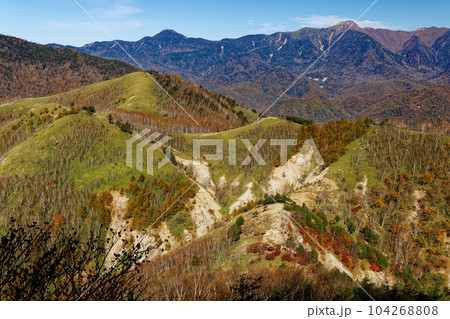 奥日光・社山から見る黒檜山への稜線と日光白根山 104268808