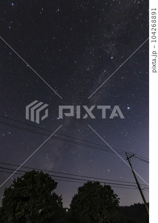 秋の星空沈む夏の大三角と白鳥座 104268891