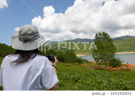 初夏の野反湖を旅する女性 初夏の野反湖を旅する女性 104268892