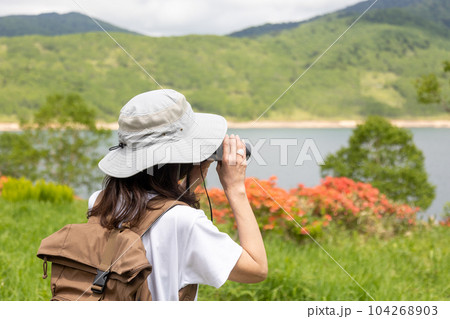 初夏の野反湖を旅する女性 104268903