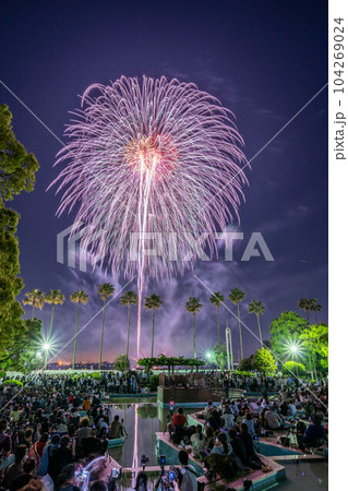 名古屋港の花火と周辺の風景 104269024