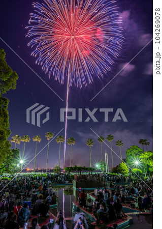 名古屋港の花火と周辺の風景 104269078
