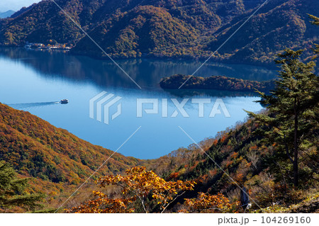 奥日光・社山・黒桧山間の稜線から見る紅葉の中禅寺湖 奥日光・社山・黒桧山間の稜線から見る紅葉の中禅寺湖 104269160