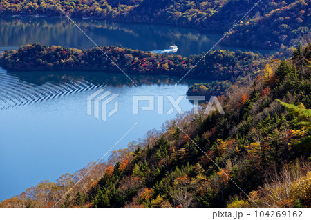 奥日光・社山・黒桧山間の稜線から見る紅葉の中禅寺湖 104269162