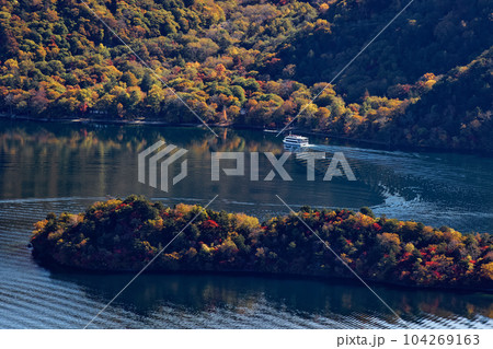 奥日光・社山・黒桧山間の稜線から見る紅葉の中禅寺湖 奥日光・社山・黒桧山間の稜線から見る紅葉の中禅寺湖 104269163