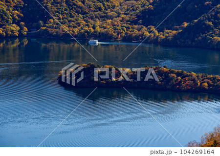 奥日光・社山・黒桧山間の稜線から見る紅葉の中禅寺湖 104269164