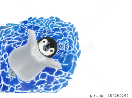 海に浮かぶ可愛いペンギン 海に浮かぶ可愛いペンギン 104269243