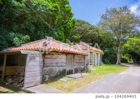 沖縄　久高島　神の島、島の建物 104269403