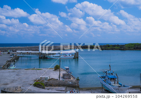 沖縄　久高島　神の島、安座間港 104269558