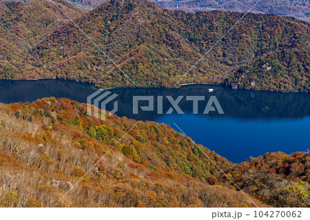 奥日光・社山・黒檜山間の稜線から見る紅葉の中禅寺湖 104270062