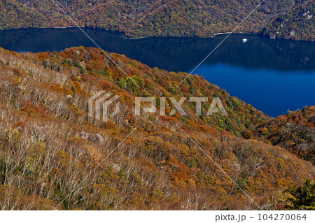 奥日光・社山・黒檜山間の稜線から見る紅葉の中禅寺湖 奥日光・社山・黒檜山間の稜線から見る紅葉の中禅寺湖 104270064