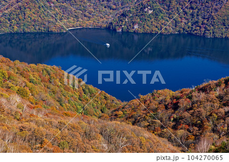 奥日光・社山・黒檜山間の稜線から見る紅葉の中禅寺湖 104270065