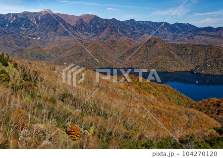 奥日光・社山・黒檜山間の稜線から見る紅葉の中禅寺湖と日光白根山 104270120
