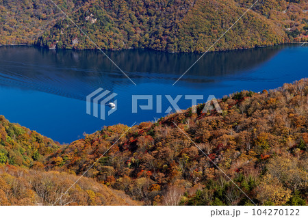 奥日光・社山・黒檜山間の稜線から見る紅葉の中禅寺湖 奥日光・社山・黒檜山間の稜線から見る紅葉の中禅寺湖 104270122