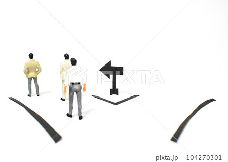 矢印と分かれ道のイメージ 矢印と分かれ道のイメージ 104270301