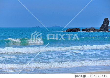 伊豆半島・南伊豆・寄せる波のイメージ、吉佐美大浜と碁石が浜の間の砂浜と神子元島・静岡県下田市(2) 104270319