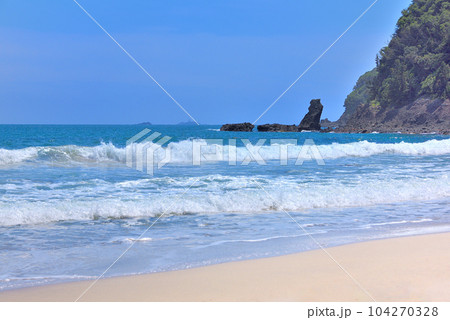 伊豆半島・南伊豆・寄せる波のイメージ、吉佐美大浜と碁石が浜の間の砂浜と神子元島・静岡県下田市(8) 104270328