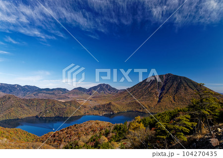 奥日光・社山・黒檜山間の稜線から見る紅葉の中禅寺湖と男体山 奥日光・社山・黒檜山間の稜線から見る紅葉の中禅寺湖と男体山 104270435