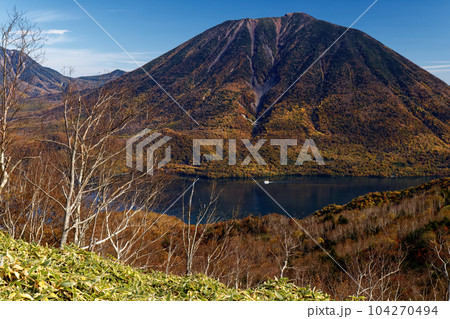 奥日光・社山・黒檜山間の稜線から見る紅葉の男体山と中禅寺湖 奥日光・社山・黒檜山間の稜線から見る紅葉の男体山と中禅寺湖 104270494