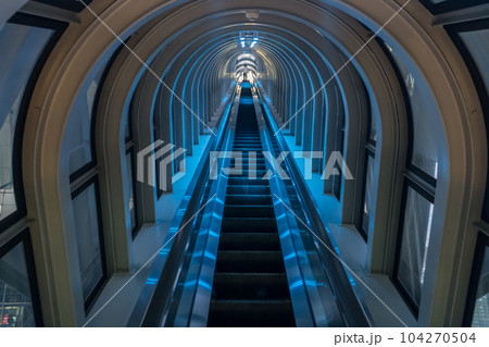 まっすぐ伸びるおしゃれなエスカレーター 104270504