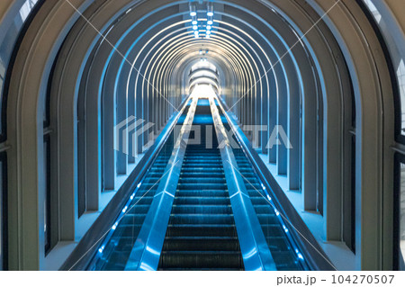 まっすぐ伸びるおしゃれなエスカレーター 104270507