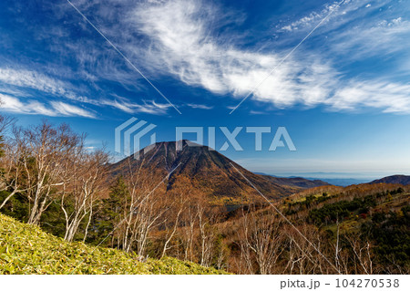 奥日光・社山・黒檜山間の稜線から見る男体山 奥日光・社山・黒檜山間の稜線から見る男体山 104270538