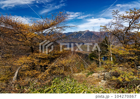 紅葉の奥日光・社山・黒檜山間の稜線から日光白根山 104270867