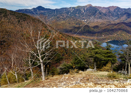 紅葉の奥日光・社山・黒檜山間の稜線から日光白根山 104270868