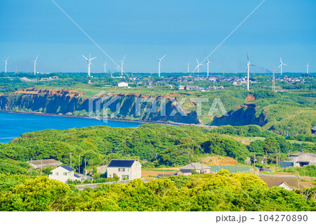 （千葉県銚子市）地球の丸く見える丘展望館から望む屛風ヶ浦　朝 104270890