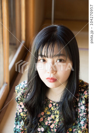 和室の女性 104270957