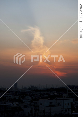 夕暮れ時 西の空に浮かぶ人魚のような雲 104270962