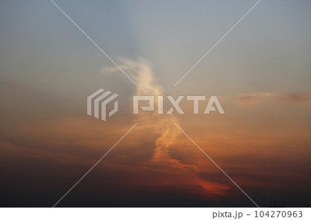 夕暮れ時 西の空に浮かぶ人魚のような雲 104270963