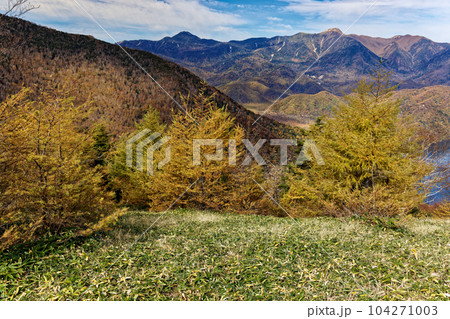 紅葉の奥日光・社山・黒檜山間の稜線から日光白根山 104271003