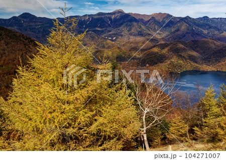 紅葉の奥日光・社山・黒檜山間の稜線から見る日光白根山 紅葉の奥日光・社山・黒檜山間の稜線から見る日光白根山 104271007