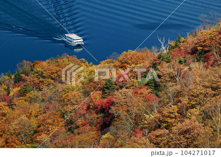 奥日光・社山・黒檜山間の稜線から見る紅葉の中禅寺湖と遊覧船 104271017