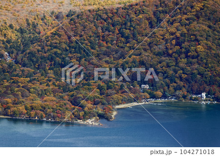 奥日光・社山・黒檜山間の稜線から見る紅葉の中禅寺湖 奥日光・社山・黒檜山間の稜線から見る紅葉の中禅寺湖 104271018