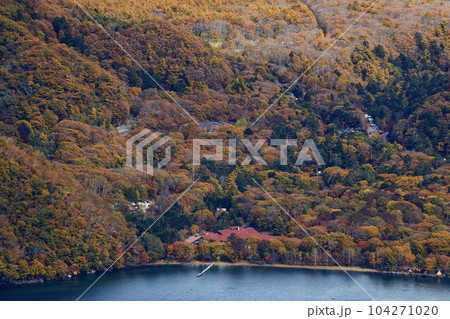 奥日光・社山・黒檜山間の稜線から見る紅葉の中禅寺湖畔 奥日光・社山・黒檜山間の稜線から見る紅葉の中禅寺湖畔 104271020