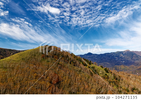 奥日光・社山・黒檜山間の稜線から見る紅葉の山並み 104271135
